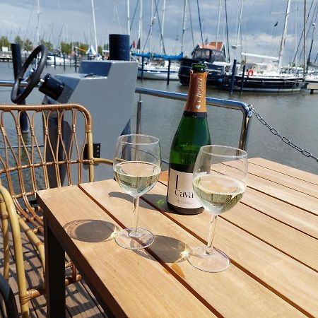 Hotel Luxury Houseboat In Volendam Marina Exterior foto